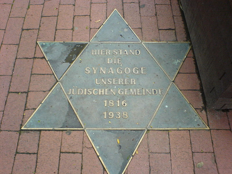 Gedenkplatte für die 1938 zerstörte Synagoge in Wittmund (Foto: DerDon123 / Wikipedia, GNU)
