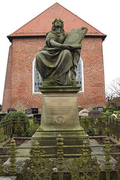 Denkmal für David und Johann Fabricius auf dem Friedhof von Osteel. (Foto: Matthias Süßen / Wikipedia, cc-by-3.0)